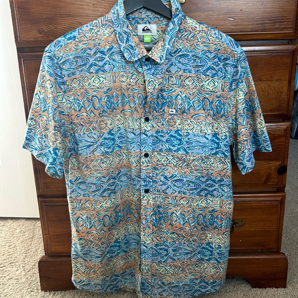 EUC men’s size small Quiksilver button up shirt